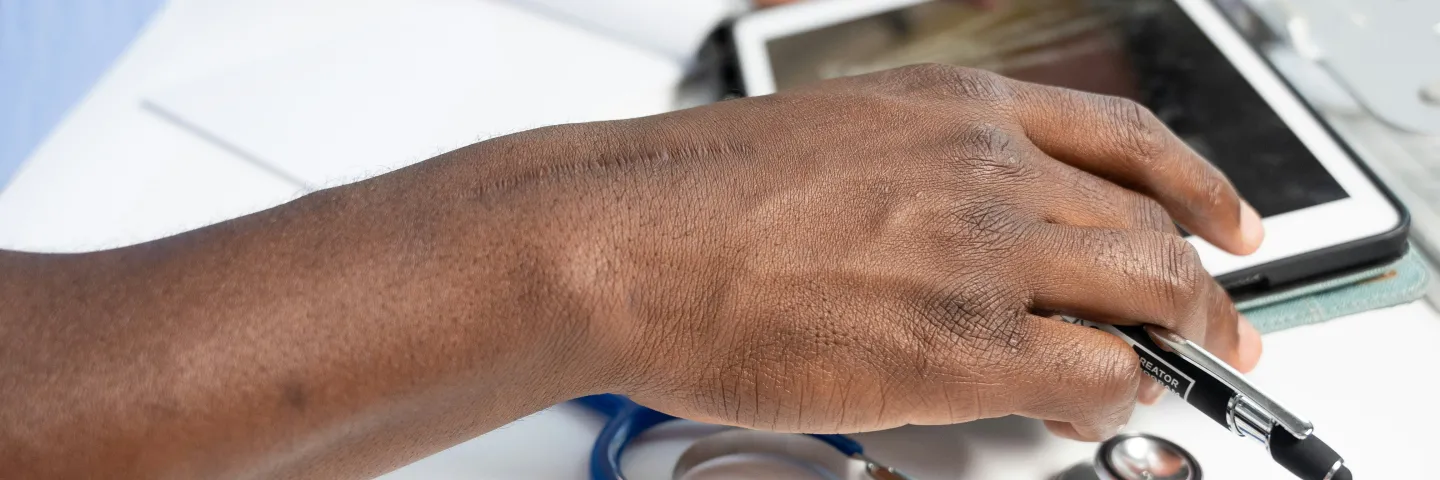 Medical doctor with electronic tablet